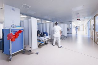 Un expert préconise de transformer les hôpitaux en soins ambulatoires pour faire face à la pénurie de personnel qualifié (archives). KEYSTONE/VALENTIN FLAURAUD